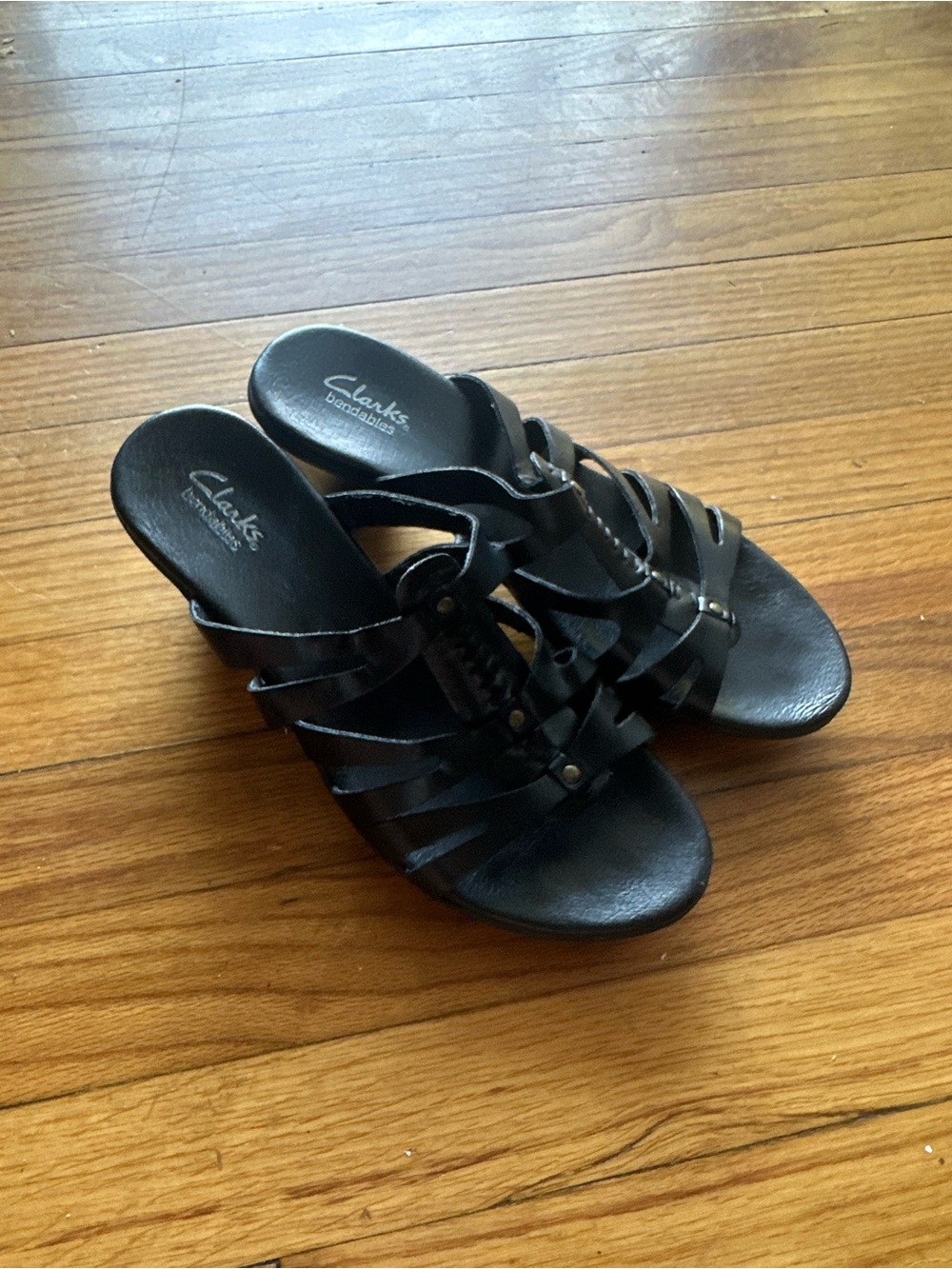 Clarks Bendables Black Leather Strappy Slide Sandals 9M Low Heel Rivet Accents